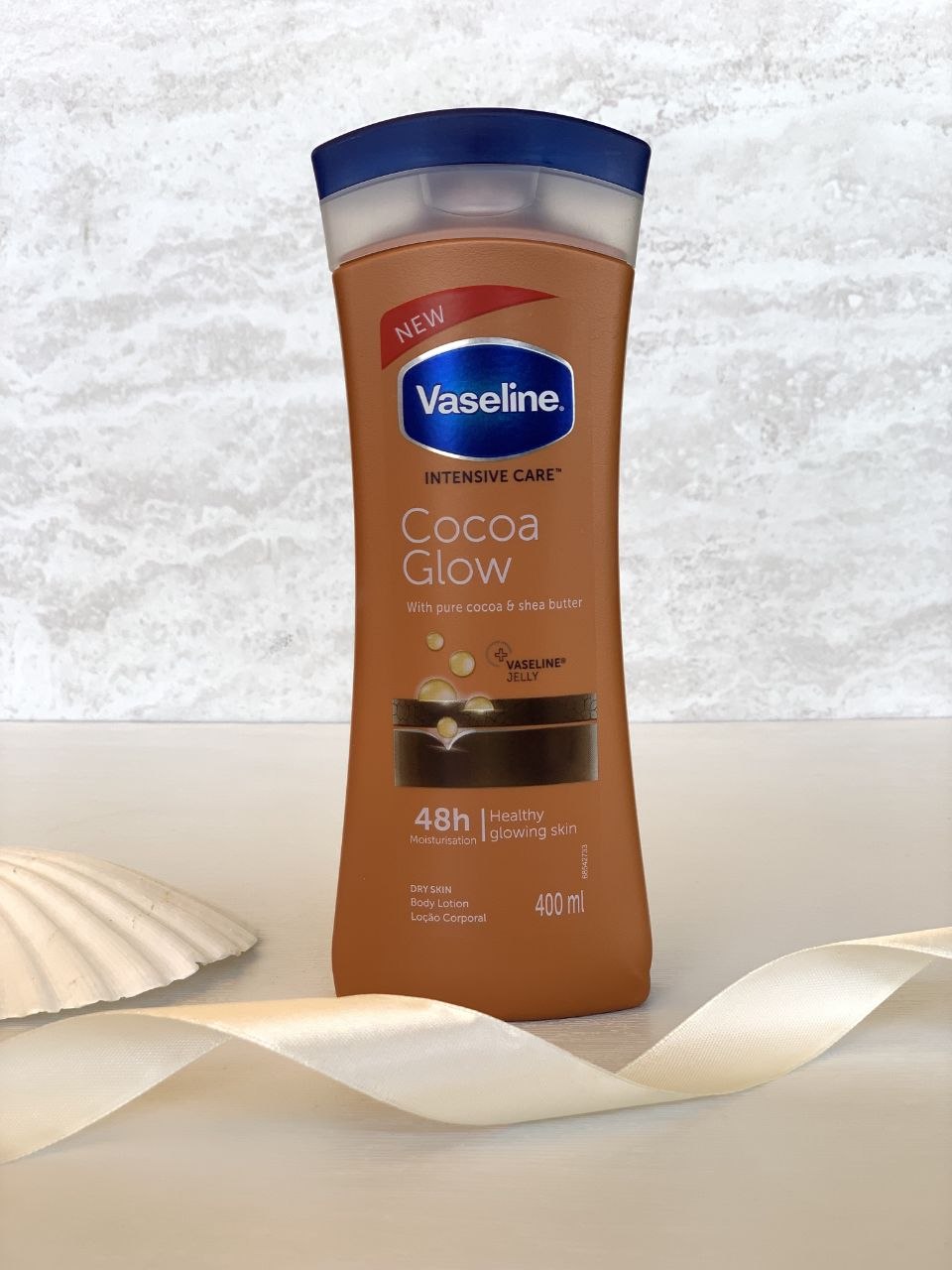 لوسيون بدن وازلين مدل Cocoa Glow حاوى عصاره كاكائو و شى باتر مناسب پوست هاى خشك