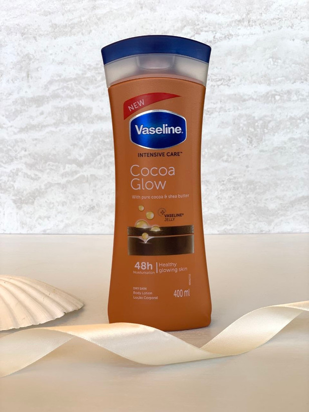 لوسيون بدن وازلين مدل Cocoa Glow حاوى عصاره كاكائو و شى باتر مناسب پوست هاى خشك